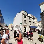 Spacious 140m2 Downtown 3 Bedroom Апартаменты