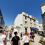 Апартаменты Spacious 140m2 Downtown 3 Bedroom *