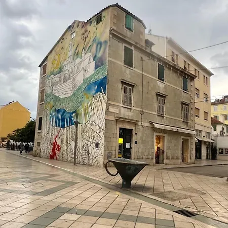 Spacious 140m2 Downtown 3 Bedroom * Split