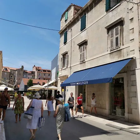Spacious 140m2 Downtown 3 Bedroom Apartment Split