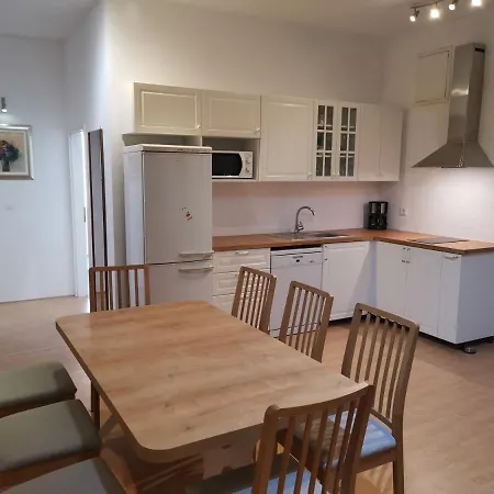 Spacious 140m2 Downtown 3 Bedroom Διαμέρισμα