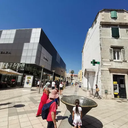 Spacious 140m2 Downtown 3 Bedroom Apartamento *