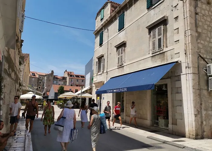 Spacious 140m2 Downtown 3 Bedroom Daire Split