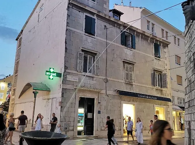 Spacious 140m2 Downtown 3 Bedroom * Split