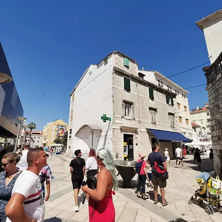 Spacious 140m2 Downtown 3 Bedroom Lejlighed