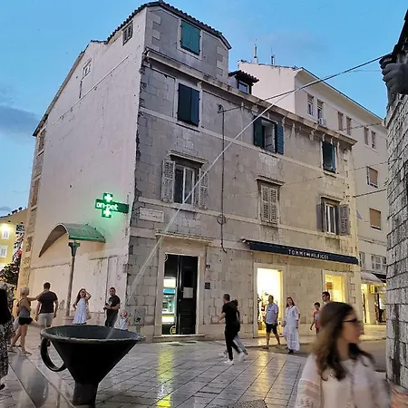 Spacious 140m2 Downtown 3 Bedroom * Split