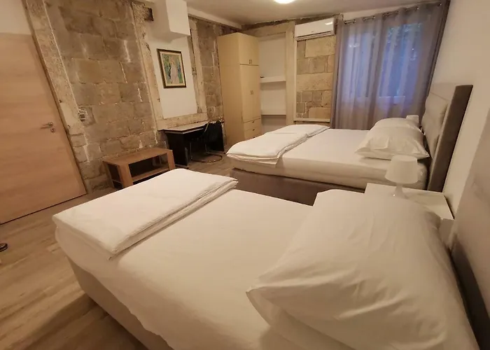 Spacious 140m2 Downtown 3 Bedroom スプリト